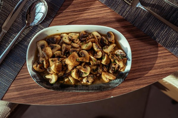 Wie beeinflusst die Kultur die Frauenmode weltweit?